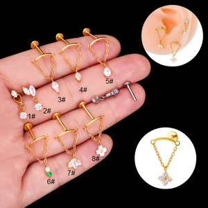 G23 Titan Lippenstecker in Gold mit Zirkon-Anhängern und geometrischen Kristalldesigns