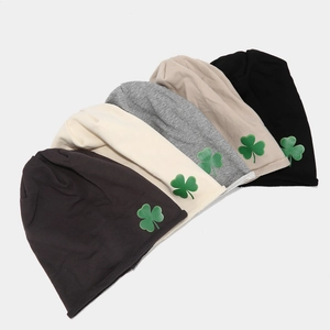 Berretti in maglia con trifoglio in marrone, crema, grigio, kaki e nero classico
