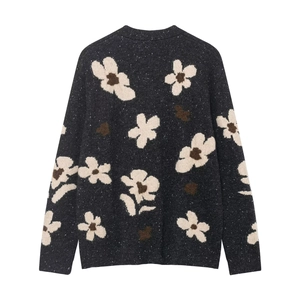 Damen Strickjacke in Dunkelgrau mit floralem Strickmuster in Weiß und Braun gestrickt