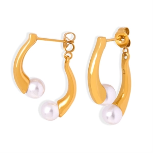 Boucles d'oreilles baroques en acier titane avec perles blanches et fini doré élégant