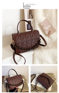 Détails du sac matelassé marron avec chaîne en résine élégante et finitions dorées