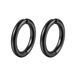 Gros plan de boucles d'oreilles clip en acier inoxydable noir poli sur fond blanc