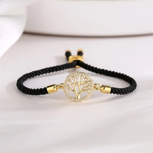 Détail du bracelet Arbre de Vie avec cordon noir tressé et pendentif doré en zircon