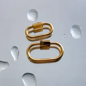 Pendentifs à fermoir ovale en acier inoxydable plaqué or 14K sur surface réfléchissante