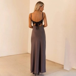 Élégante robe longue en satin dos nu avec bretelles à nœuds et silhouette fluide et soyeuse