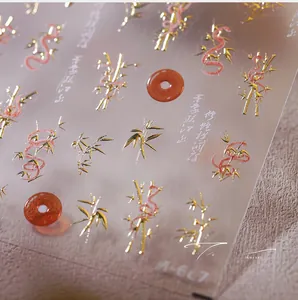 Détail macro d'autocollants ongles M-687 avec bambou doré et motifs de dragon