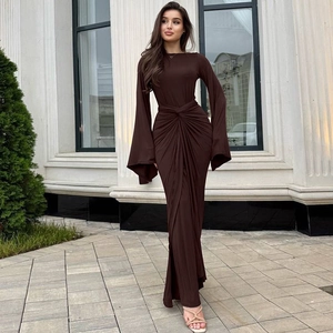 Détail d'une robe longue plissée marron foncé avec lien à la taille sur un mannequin