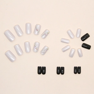 Faux ongles carrés aurora noirs et gris perle avec accents de strass en forme de vague