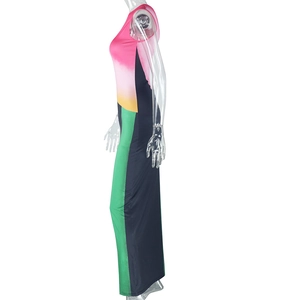 Dettaglio dell'abito smanicato con strisce multicolori e design dalla linea aderente