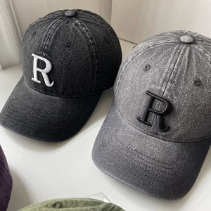 Détail de casquettes en denim délavé vintage avec broderie 3D de la lettre R de haute qualité