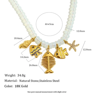 Vue détaillée du collier en acier inoxydable doré 18K avec breloques océan et pierres