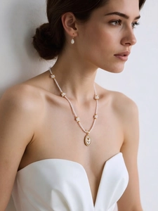 Set elegante di collana di perle con ciondolo a tulipano dorato e orecchini abbinati