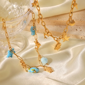 Collier doré sur thème océan avec pendentifs étoile de mer et coquillage sur soie blanche