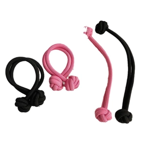 Élastiques à cheveux noués à double brin en noir et rose sur fond blanc pur