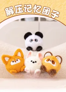 Détail de quatre peluches d'animaux mignons, panda et renard, sur une couverture blanche