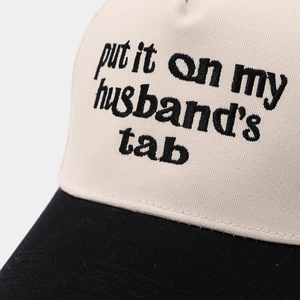 Detailaufnahme der Kontrast-Trucker-Cap mit Stickerei put it on my husband's tab