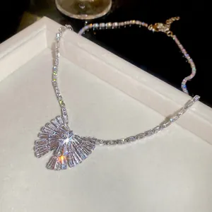 Vue détaillée d'un collier papillon de luxe avec zircons brillants dans son écrin blanc