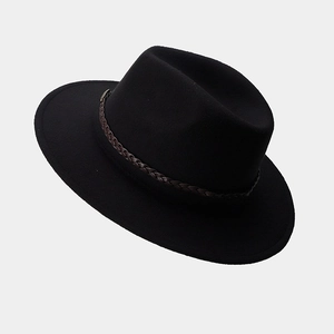 Chapeau Fedora noir classique avec bande en cuir tressé marron vue sous un angle de 45°