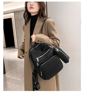 Vue détaillée d'un sac à dos noir matelassé en nylon porté par un mannequin, montrant la texture.