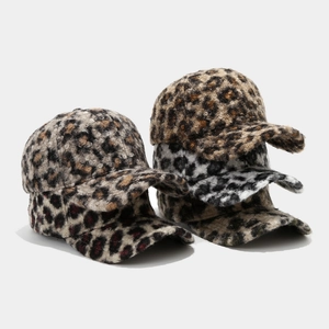 Women's leopard print baseball caps in fuzzy fleece for autumn and winter outdoor warmth