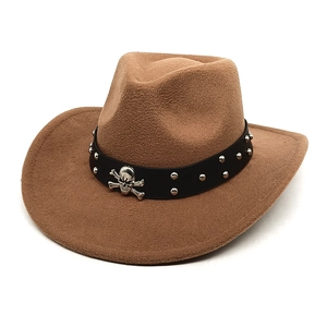 Chapeau de cowboy en laine marron avec rivets crâne et bandeau cuir, vue de face