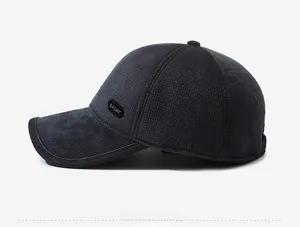 Detail einer Winter-Basecap mit Stricktextur und SPORT-Emblem an der Seite