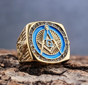 Nahaufnahme eines goldenen Freimaurerrings mit blauem Emaille und Zirkonia auf Holz