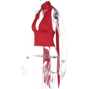 Vue latérale du crop top rouge dos nu avec décolleté plongeant et détails de nouage