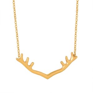 Collier avec pendentif bois de cerf plaqué or minimaliste au fini poli sur fond blanc