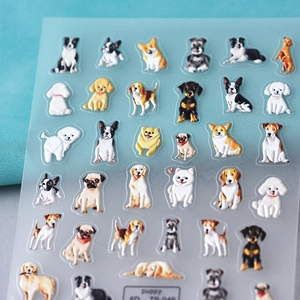 Vue macro détaillée d'autocollants 5D pour ongles chiots avec texture réaliste et relief