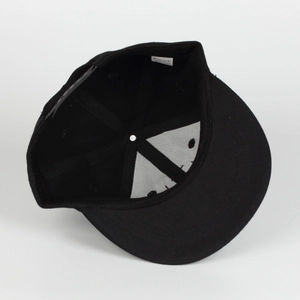 Innenansicht einer schwarzen Hip-Hop-Kappe mit flachem Schirm und Snapback-Verschluss.