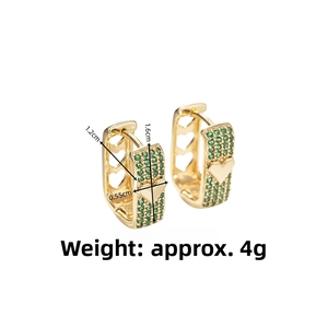 Detailansicht goldener Herzohrringe mit grünen Kristallen, Höhe 1,6cm und Gewicht 4g