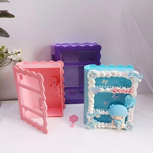 Detalle de caja de corazón con decoración de crema DIY y dijes de personajes de anime