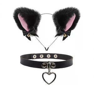 Détail de l'ensemble serre-tête oreilles de chat noir rose et tour de cou avec cœur