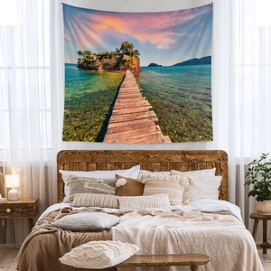 Détail d'une tapisserie bohème avec ponton en bois sur mer turquoise au coucher du soleil