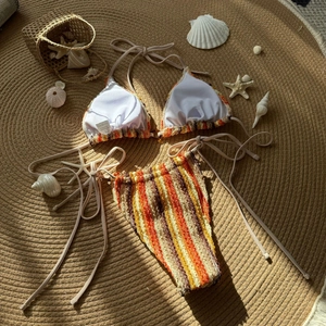 Détail d'un bikini rayé multicolore montrant la doublure douce et l'étiquette de taille S