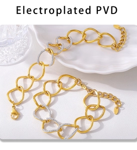 Detail der PVD vergoldeten Edelstahlkette mit verbundenen Ringen und Kristall-Zirkon-Pavé