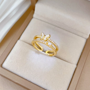 Bague papillon dorée ajustable avec perles et nacre présentée dans son coffret bijoux