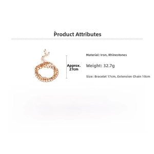 Détails du bracelet multicouche or rose avec chaînes en fer et strass brillants