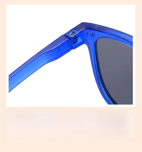 Détail de la charnière en métal sur lunettes de soleil pliables bleues pour enfants