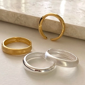 Detailansicht der S925-Silberpunze auf minimalistischen Ring-Sets in Silber und Gold