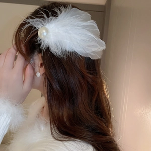Niche Elegant White Feather Artificial Pearl Duckbill Hair Clip For Women Aesthetic Chic Wedding Party Hair Accessory Gift