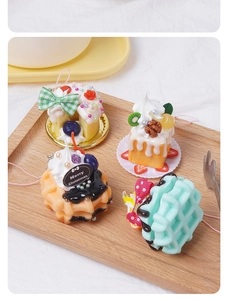 Dettagli di 4 portachiavi a forma di torta finta con decorazioni colorate e cordini
