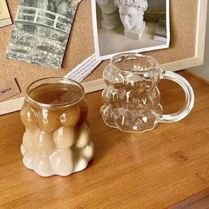 Hitzebeständiges Glasbecher mit Traubentextur und Griff für Frühstückslatte und Kaffee