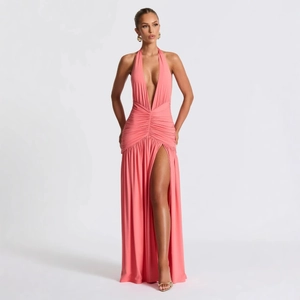 Robe longue licou rose corail avec col en V, fronces à la taille et fente haute