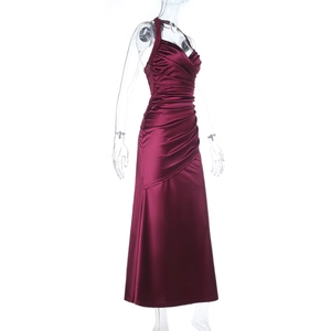 Détail de la robe de soirée en satin bordeaux montrant la taille froncée et le licou