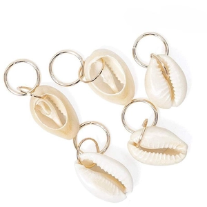 Set de 150 bijoux de tresses avec anneaux dorés et pendentifs coquillages naturels sur fond blanc
