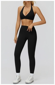 Vue détaillée de l'ensemble legging de yoga taille haute noir et soutien-gorge de sport