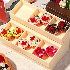 Modèles de gâteaux miniatures en résine fraise et étoile dans une boîte de rangement