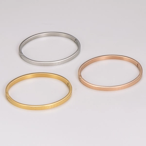 Set di tre bracciali in acciaio inossidabile con motivo geometrico a nido d'ape in oro, argento e rosa